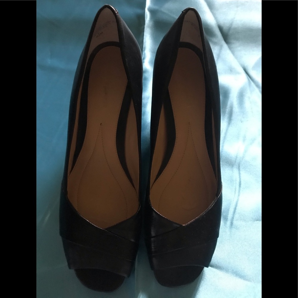 Easy Spirit. Black leather. 9 1/2M. 2 1/2” heel.